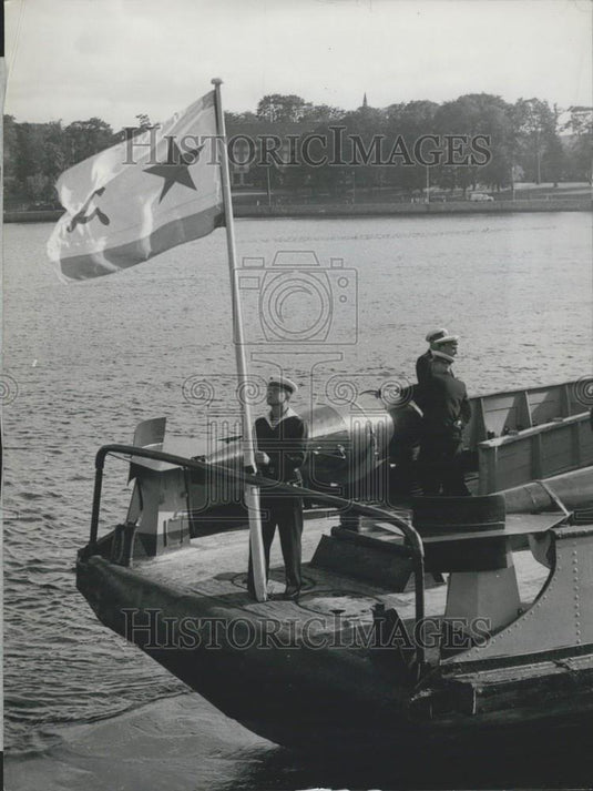 1955 Press Photo Soviet Flag, Ship - Historic Images