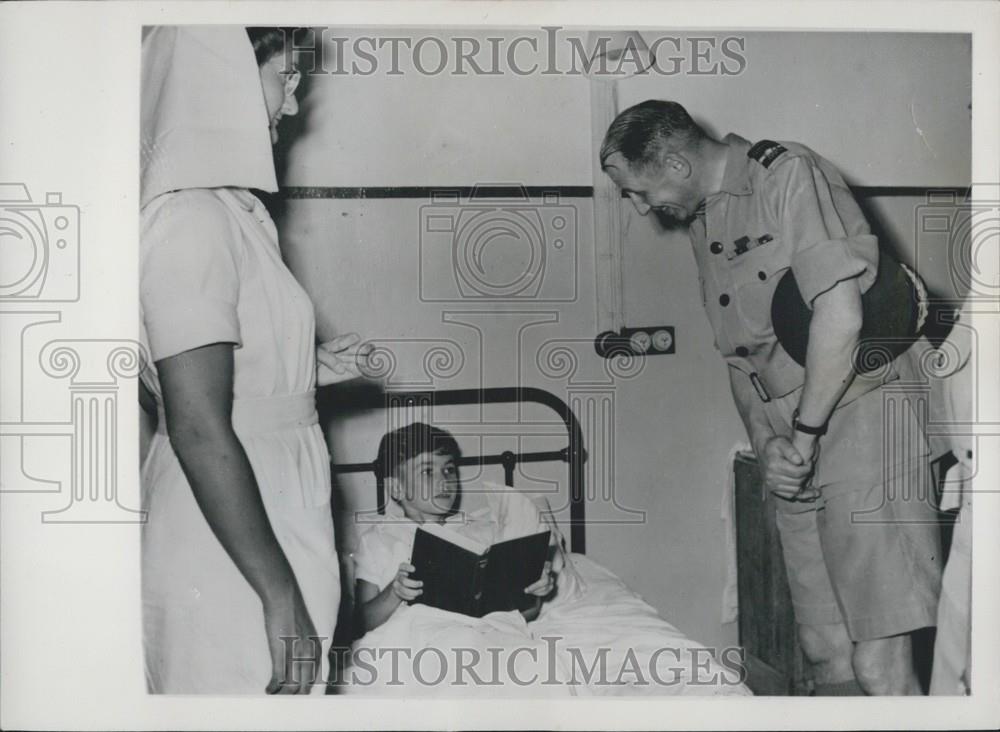 Press Photo Air Marshal J.M. Kikpatrick  visits a child in hospital - Historic Images