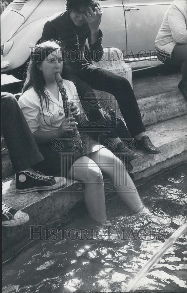 1970 Press Photo yoga&#39;s relax near the fountain of &quot;La Barcaccia&quot; - Historic Images