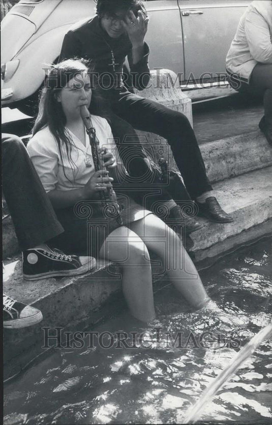 1970 Press Photo yoga's relax near the fountain of "La Barcaccia" - Historic Images