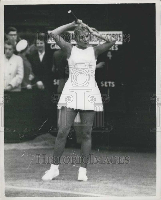1958 Press Photo K. Fageros Fixes Her Hair Tennis Match Wimbledon Patward - Historic Images