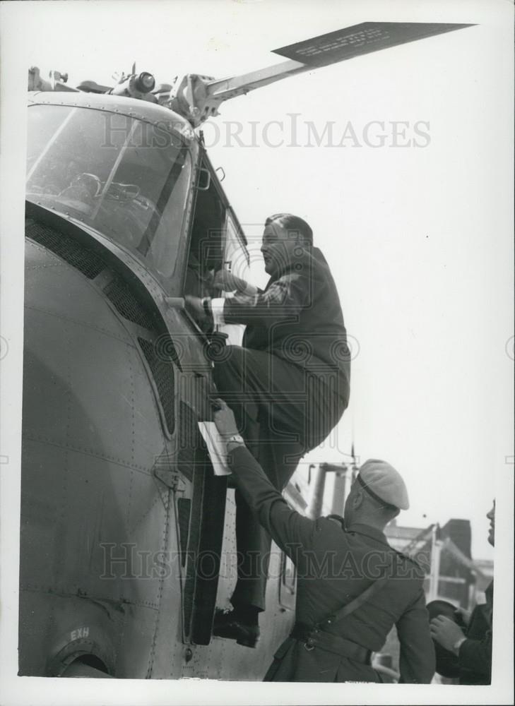 1959 Press Photo West German Defense Minister Herr Strauss Battersea Heliport - Historic Images