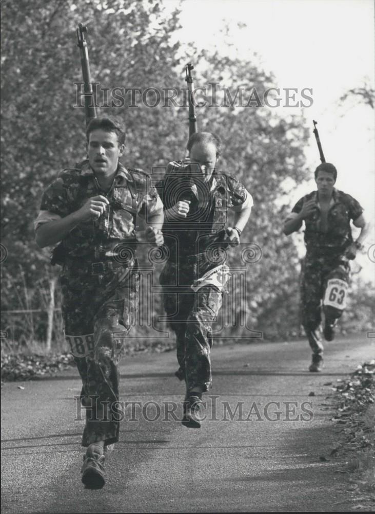 1990 Press Photo Three Participants Swiss Military Race Championship Kriens - Historic Images