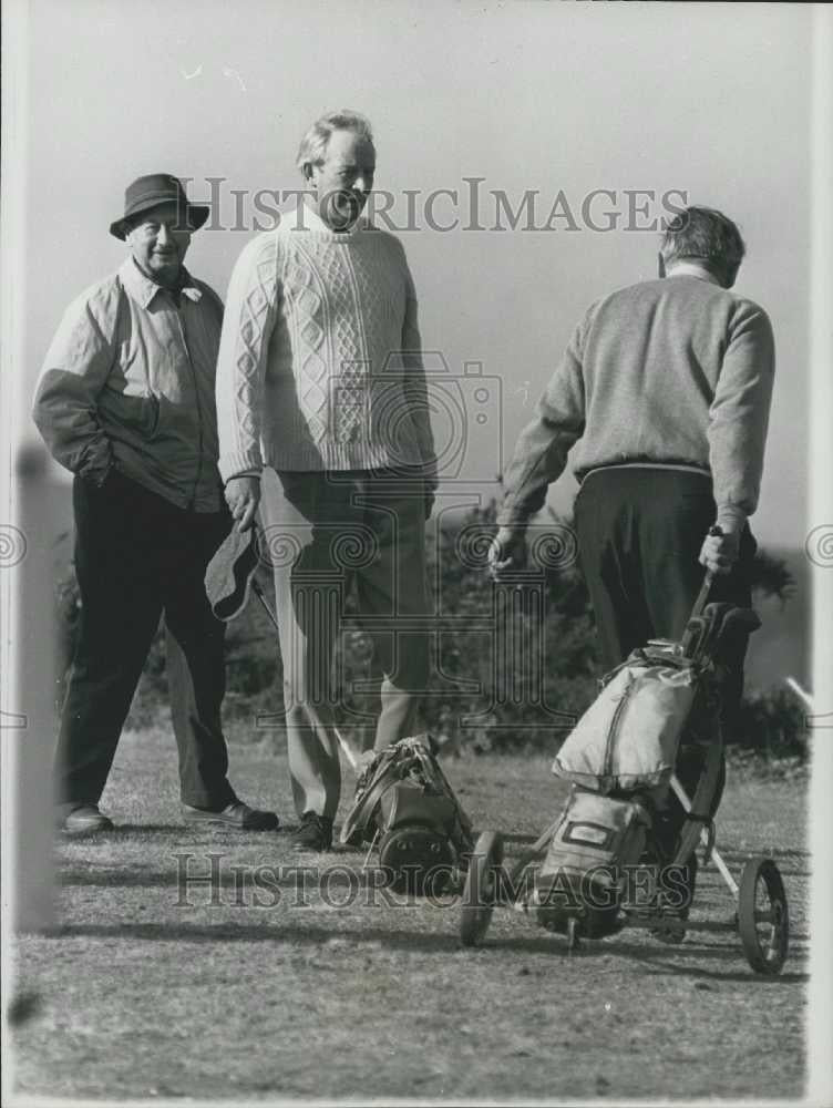 1966 Press Photo Governor Of Parkhurst Prison Plays Golf at Isle Of Wight - Historic Images