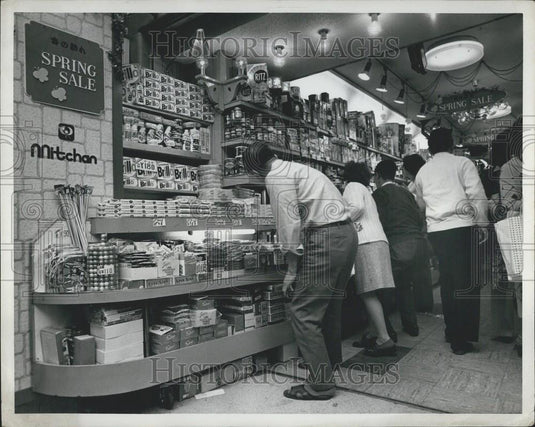 Press Photo Men & Women at Store - Historic Images