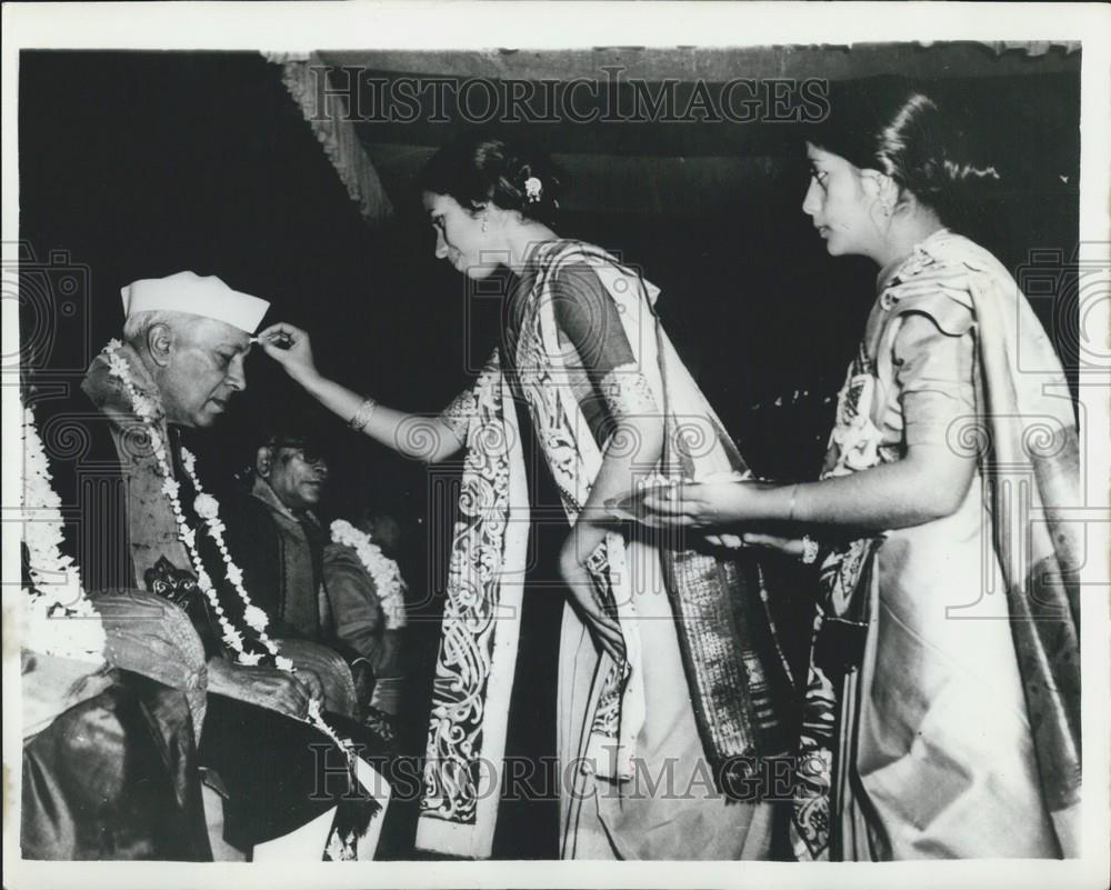 1963 Press Photo Girl Students Welcome Prime Minister India Nehru University - Historic Images