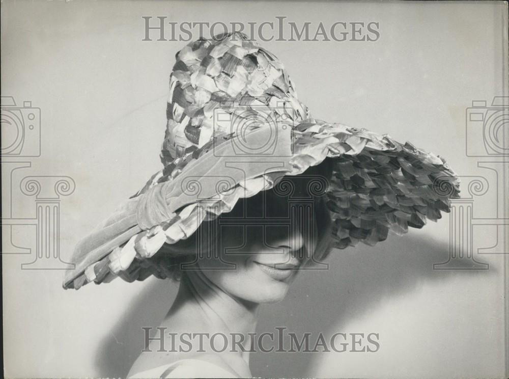 1960 Press Photo Vamp Scotch Straw Hat Designed Paris Millier Claude Saint CYR - Historic Images