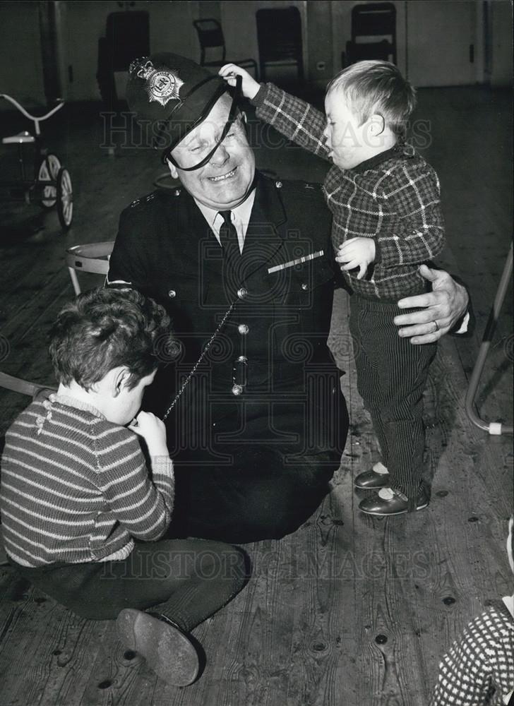 Press Photo Police Sergeant Stibbards In Nursery With Children - Historic Images