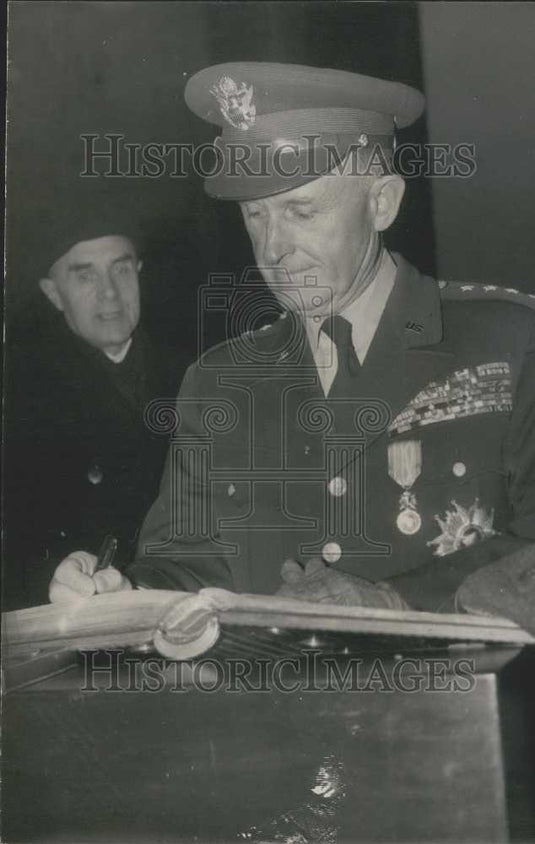 1956 Press Photo Gen. Gruenther Pays Tribute at Tomb of the Unknown Soldier - Historic Images