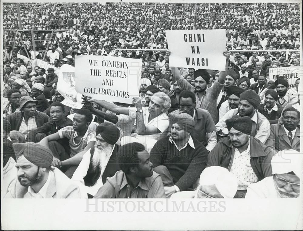 Press Photo large cross section of the estimated total of 30,000 people - Historic Images