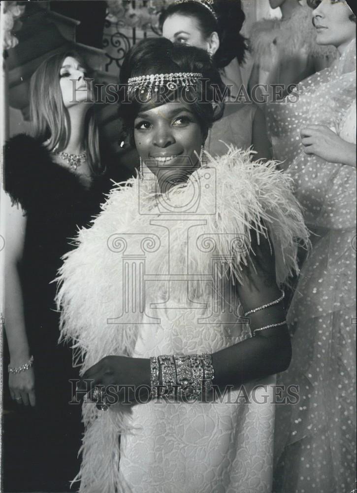 1965 Press Photo Model arrives for the Ice Pink Ball - Historic Images