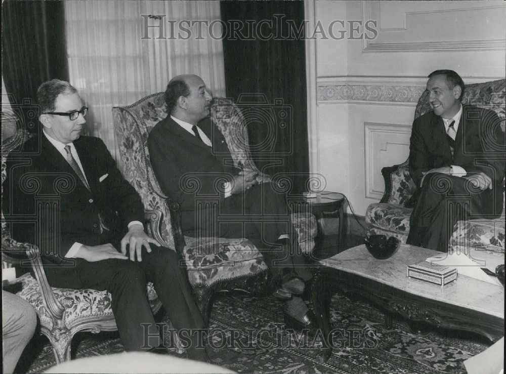 Press Photo UAR Foreign Minister Mahmoud Riad Recieves Sisco Slah Cohar Cairo - Historic Images