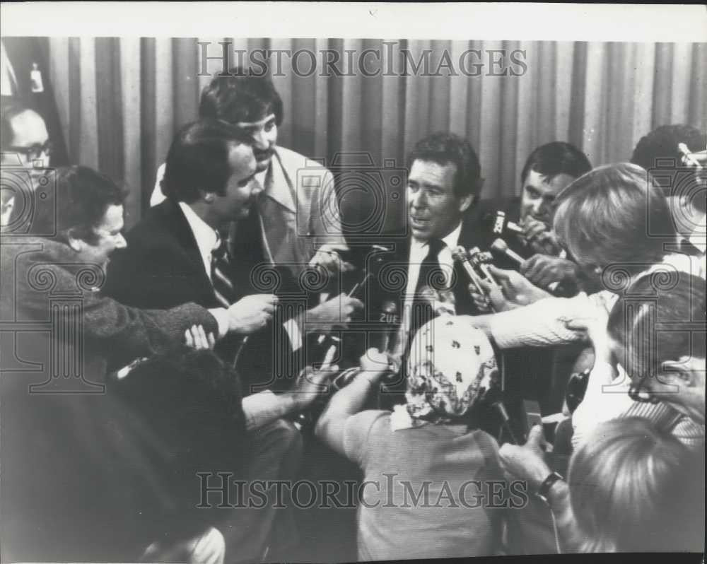 1976 Press Photo Lord Snowdon Arrives in Sydney - Historic Images