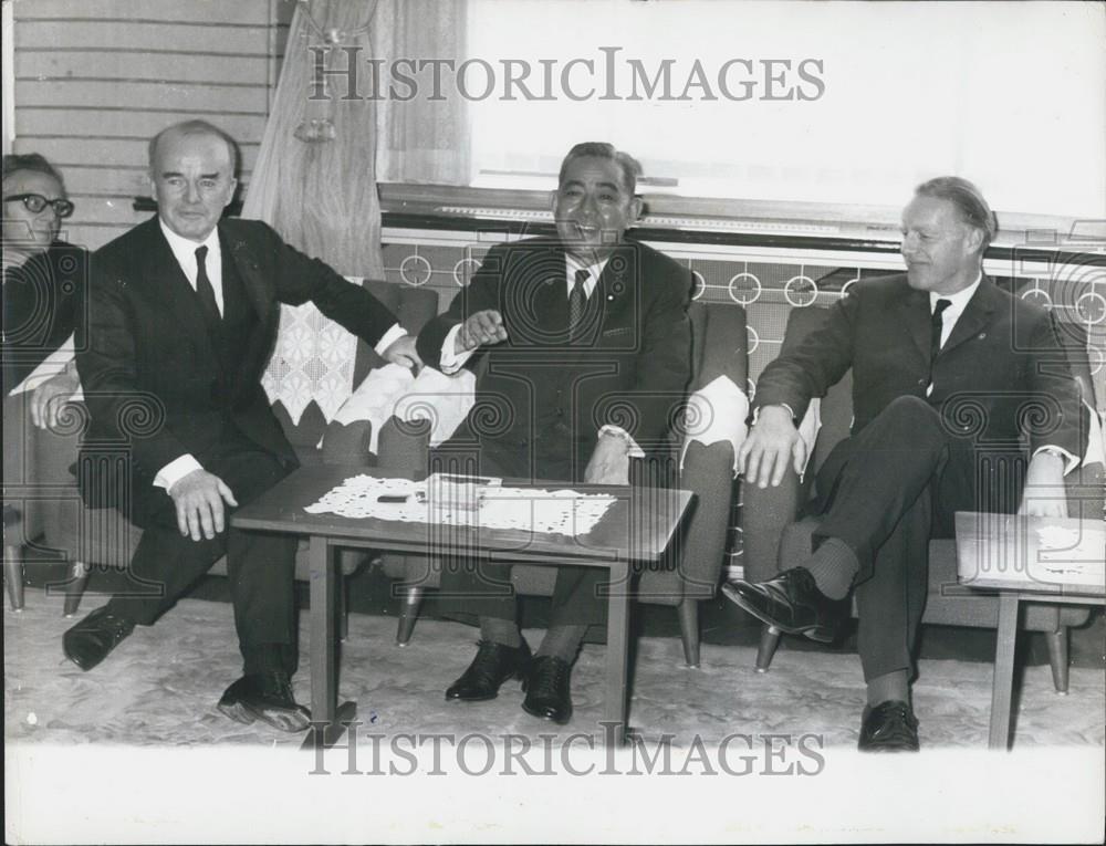 1969 Press Photo British MP John Cronin Visit Japan Prime Minister Eisaku Sato - Historic Images