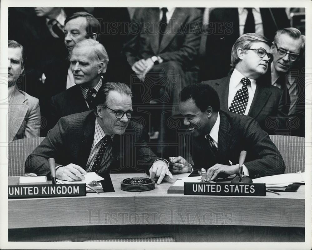 1979 Press Photo U.K. Ambassador Anthony Parsons U.S. Donald McHenry UN Debate - Historic Images