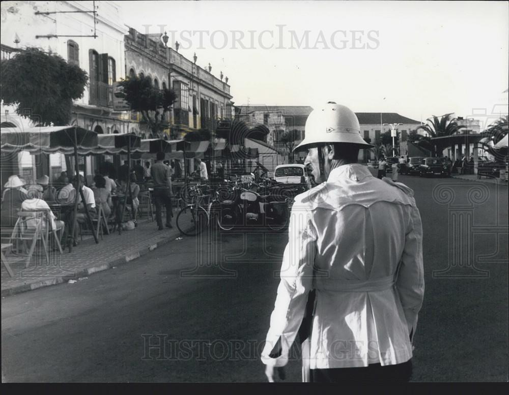 Press Photo Typical British Police-Man At Work In A Gibraltar Street - Historic Images