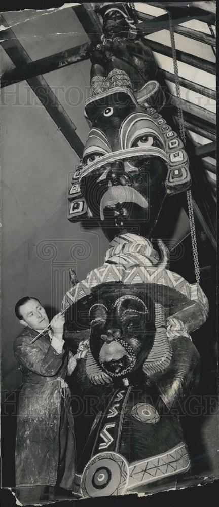 1953 Press Photo Totem Pole  at Building Exhibition at Olympia - Historic Images