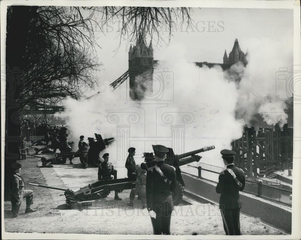 1953 Press Photo Queen&#39;s Birthday gun salute at Tower - Historic Images