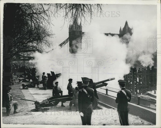 1953 Press Photo Queen's Birthday gun salute at Tower - Historic Images