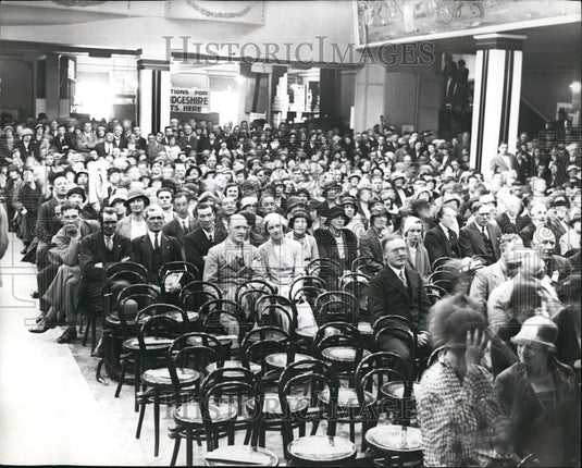 1933 Press Photo the Plaza, Dublin, during the drawing of the Irish Derby Sweep - Historic Images