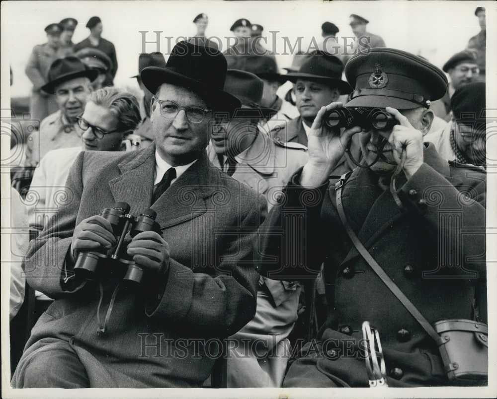 Press Photo GermanyÃƒÆ’'¢''¬s Dr. Speidel chats to tank driver - Historic Images