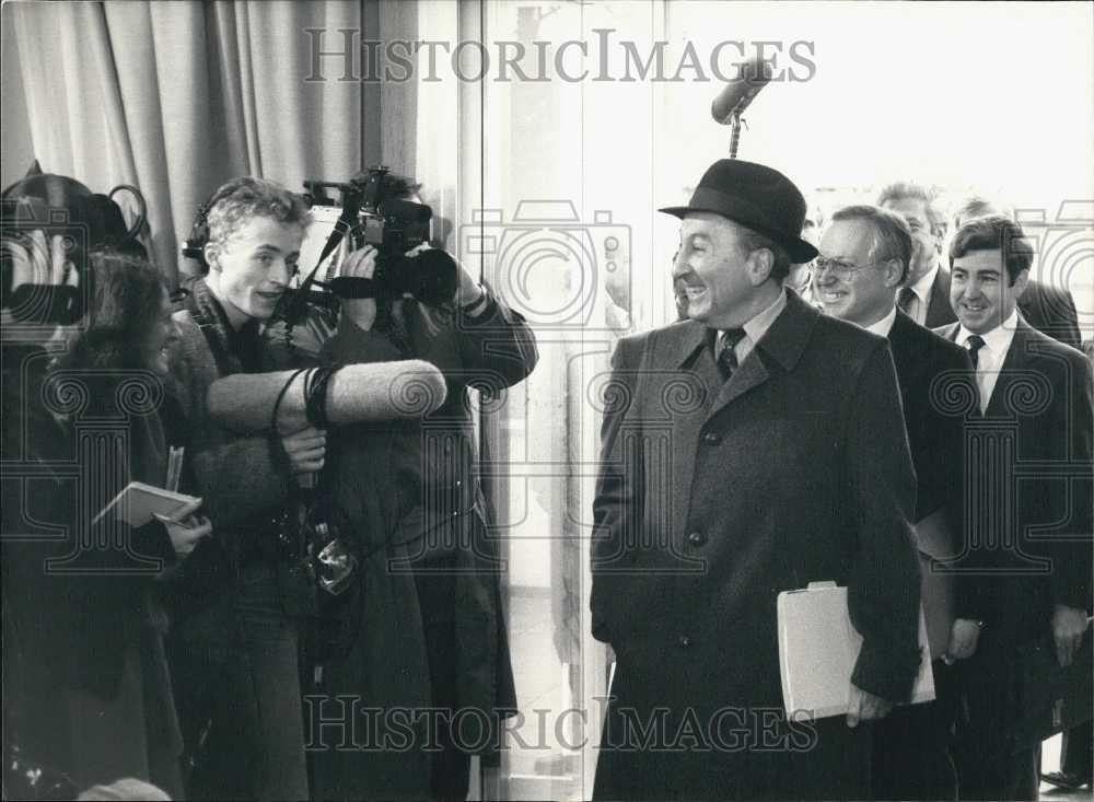 1987 Press Photo U.S. arms negotiator Max Kampelmann enters the Soviet mission - Historic Images