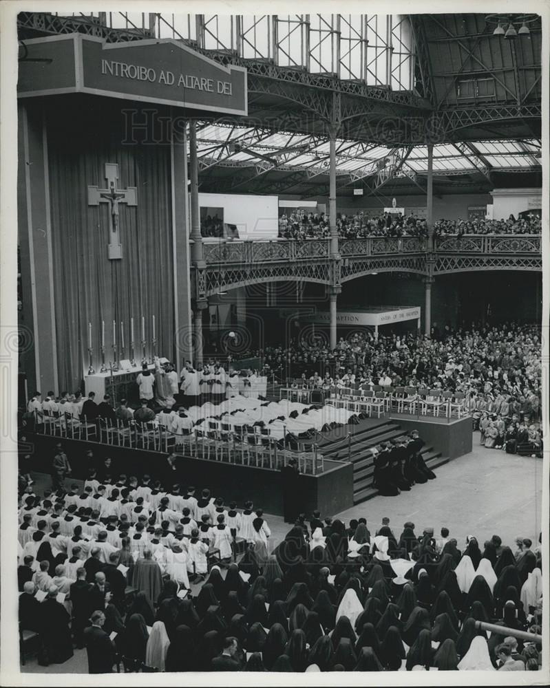 1953 Press Photo Mass Ordination Roman Catholic Priests Olympia Cardinal Griffin - Historic Images