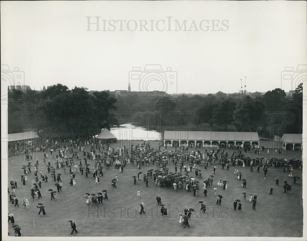 1956 Press Photo Rain Spoils Palace Garden Party - Historic Images