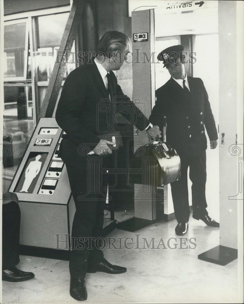 1970 Press Photo Hijacking Precautions Heathrow Airport Metal Detector - Historic Images