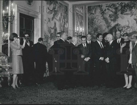 1964 Press Photo Gina Lollobrigida Presents David of Donatello Prize - Historic Images