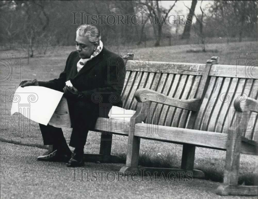 1967 Press Photo Dr. Emil Savundra Signs Up For Unemployment - Historic Images