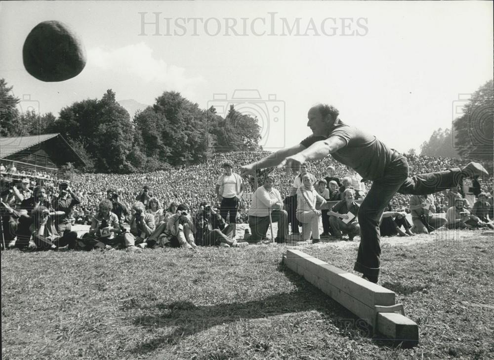 1981 Press Photo Unspunnen Stone Throwing Festival, Interlaken Switzerland - Historic Images