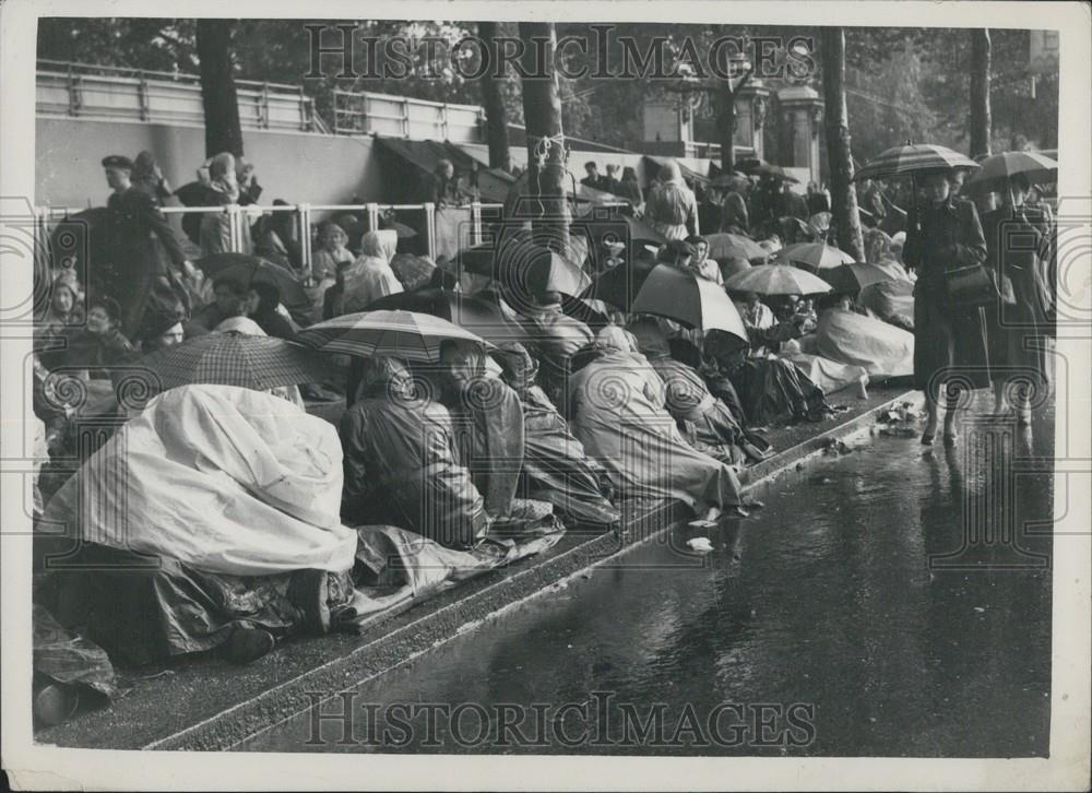 1953 Press Photo Crowds line streets in the rain for Coronation eve - Historic Images