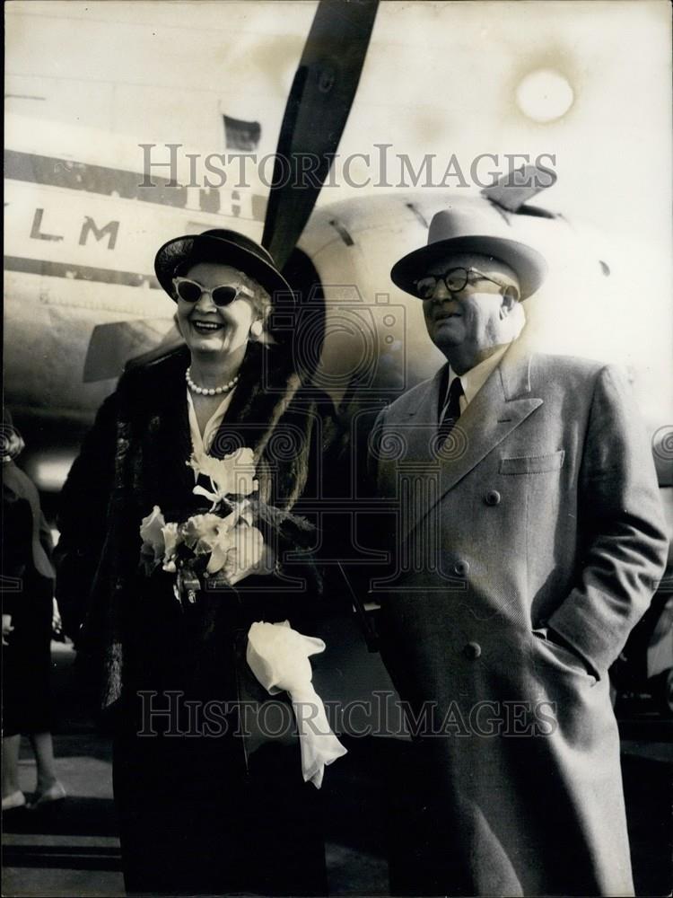 1958 Press Photo George S. May with his wife - Historic Images