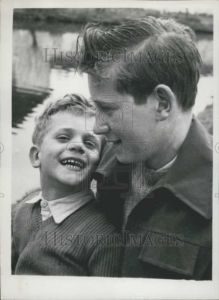 1959 Press Photo Brian Gibbons Winner George Medal Saving Nephew Tommy Plane - Historic Images