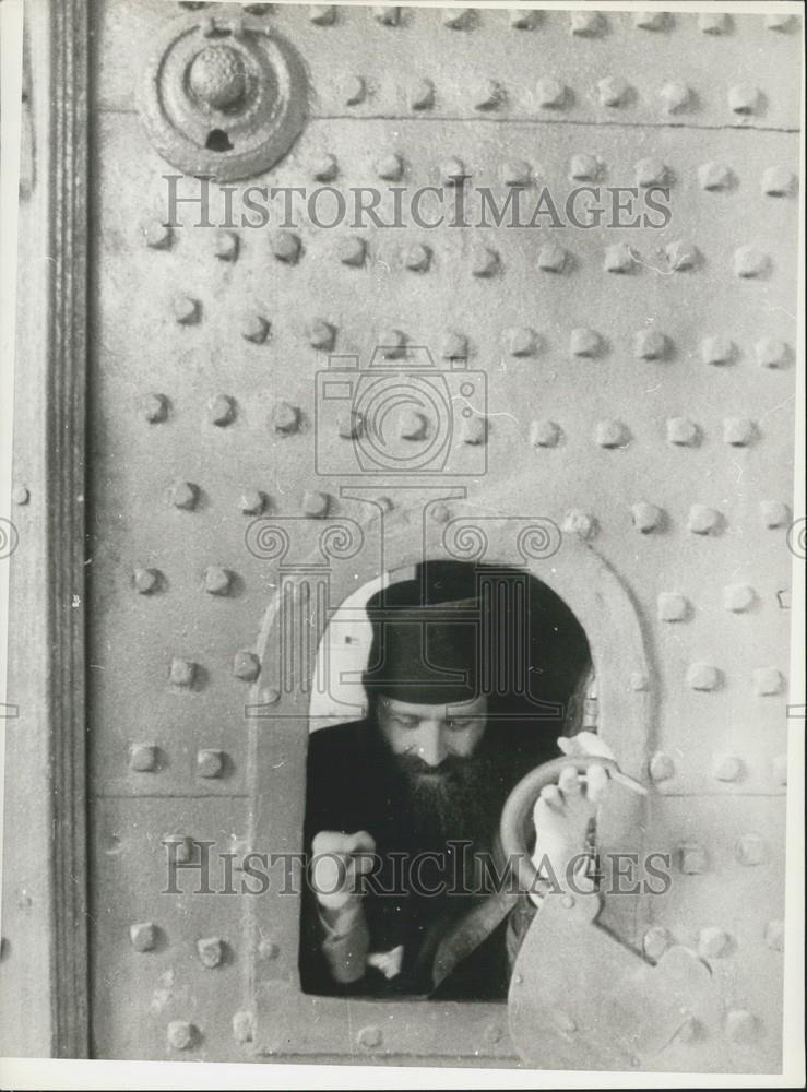 Press Photo the only hatch leading to the outside world - Historic Images