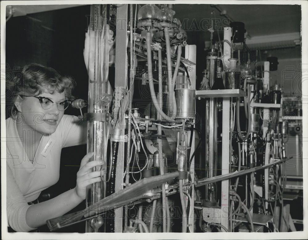 1959 Press Photo Assistant Ann Rogers Analyzes Gas - Historic Images