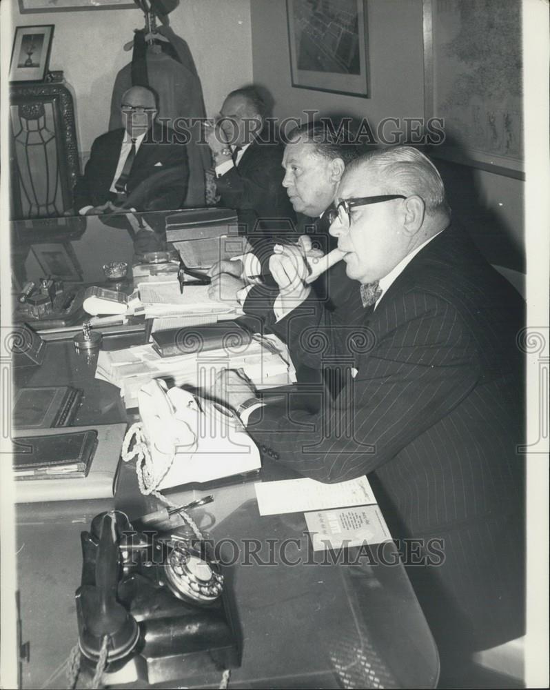Press Photo Sir Billy Butlin/Dirs Take Pay Cuts I'm Backing Britain Campaign - Historic Images
