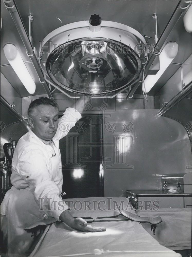 Press Photo Doctor in Examining Room - Historic Images