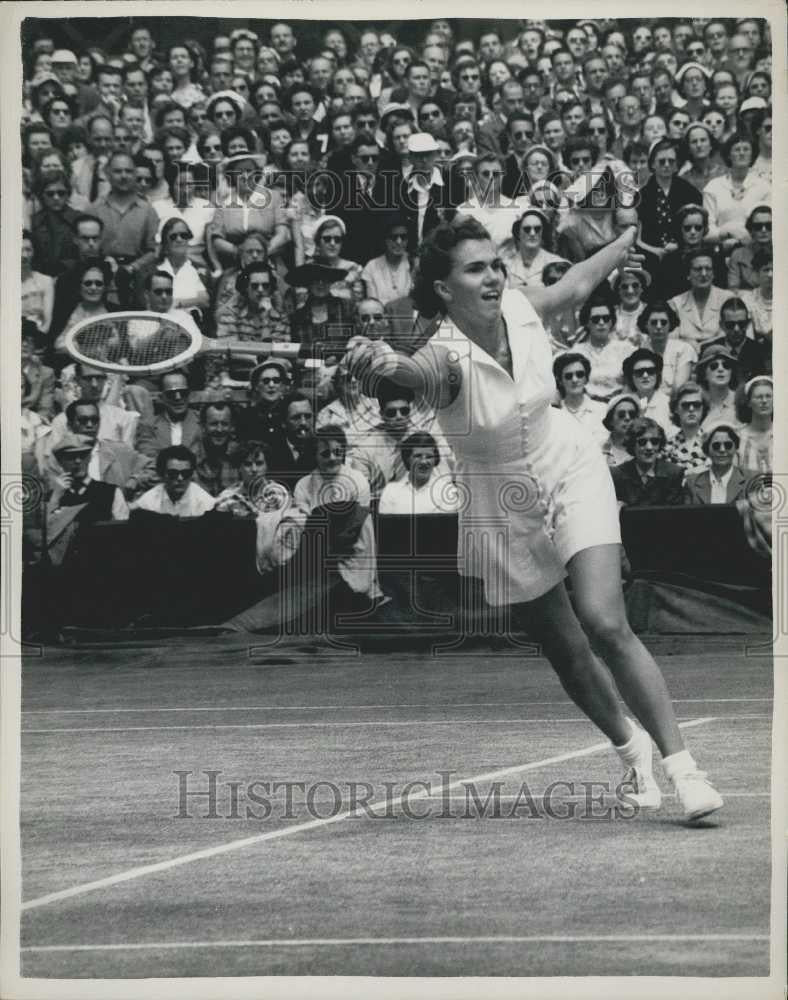 1953 Press Photo Shirley Fry in Semi-Final of Ladies Single At Wimbledon - Historic Images