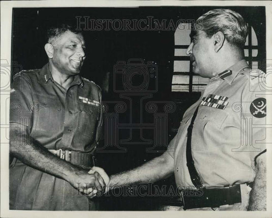 1966 Press Photo Lt. Gen. A.M. Yahya Khan Shakes Hands With Gen. P.P, Kumaramang - Historic Images