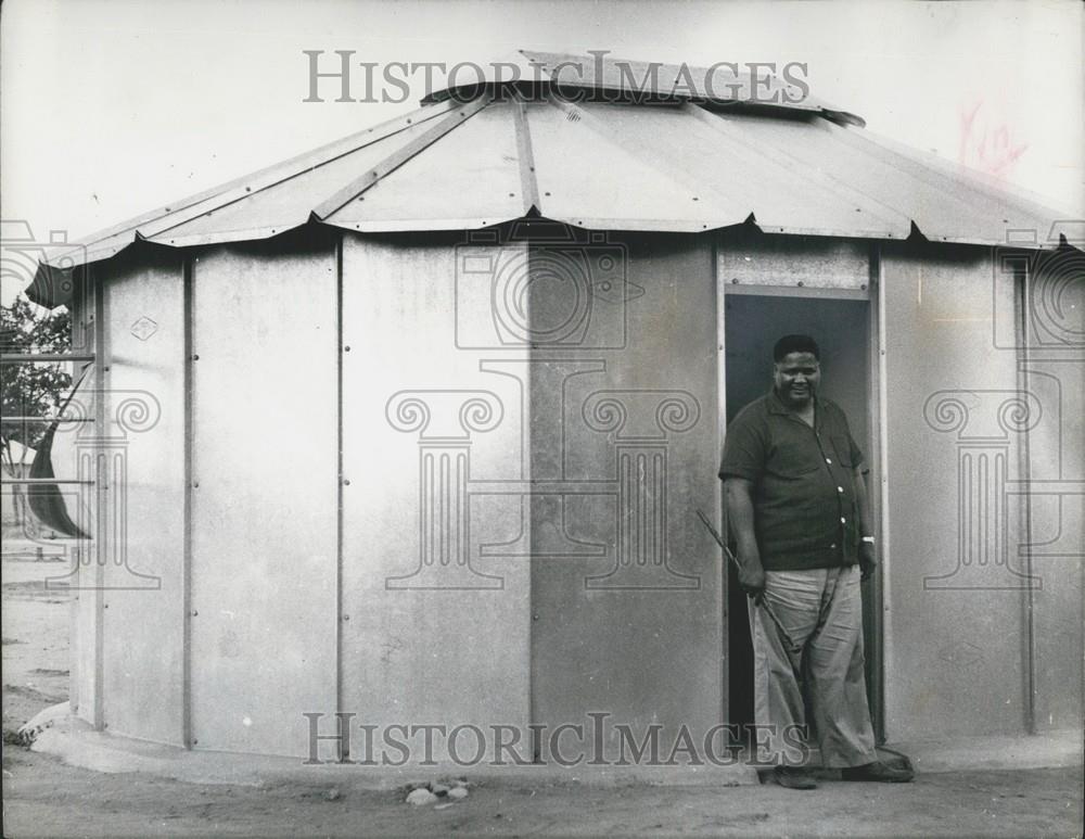 1965 Press Photo Joshua Nkomo Standing Outside hut Gonakudzingwa Rhodesia - Historic Images