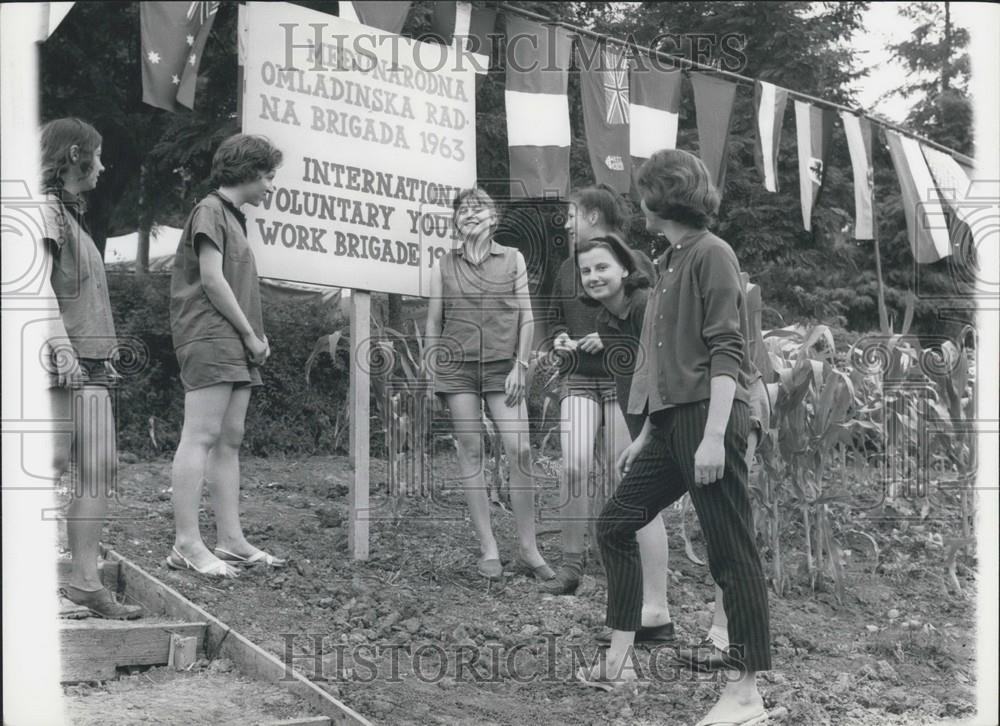 Press Photo Nancy Anderson Toronto Mary Trigwell Hampshire 14 Flag Display Road - Historic Images