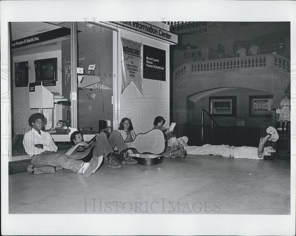 1977 Press Photo Stranded commuters at Grand Central Station - Historic Images