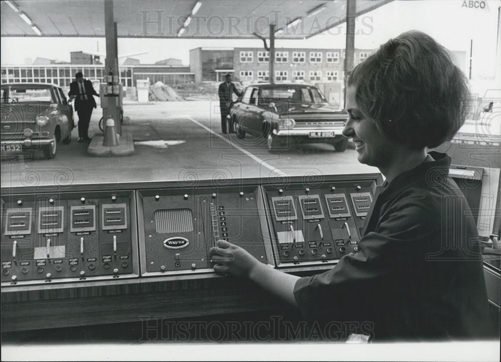 1966 Press Photo modern approach to motoring - a garage for the do-it yourself - Historic Images