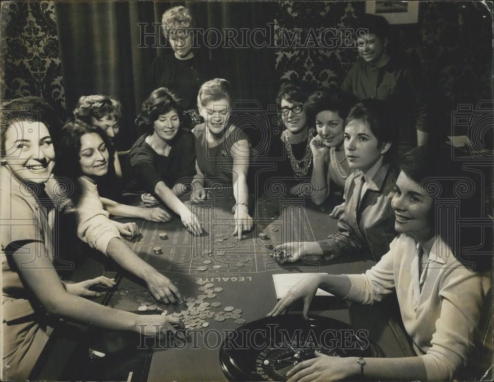 1987 Press Photo Playing Roulette - Historic Images