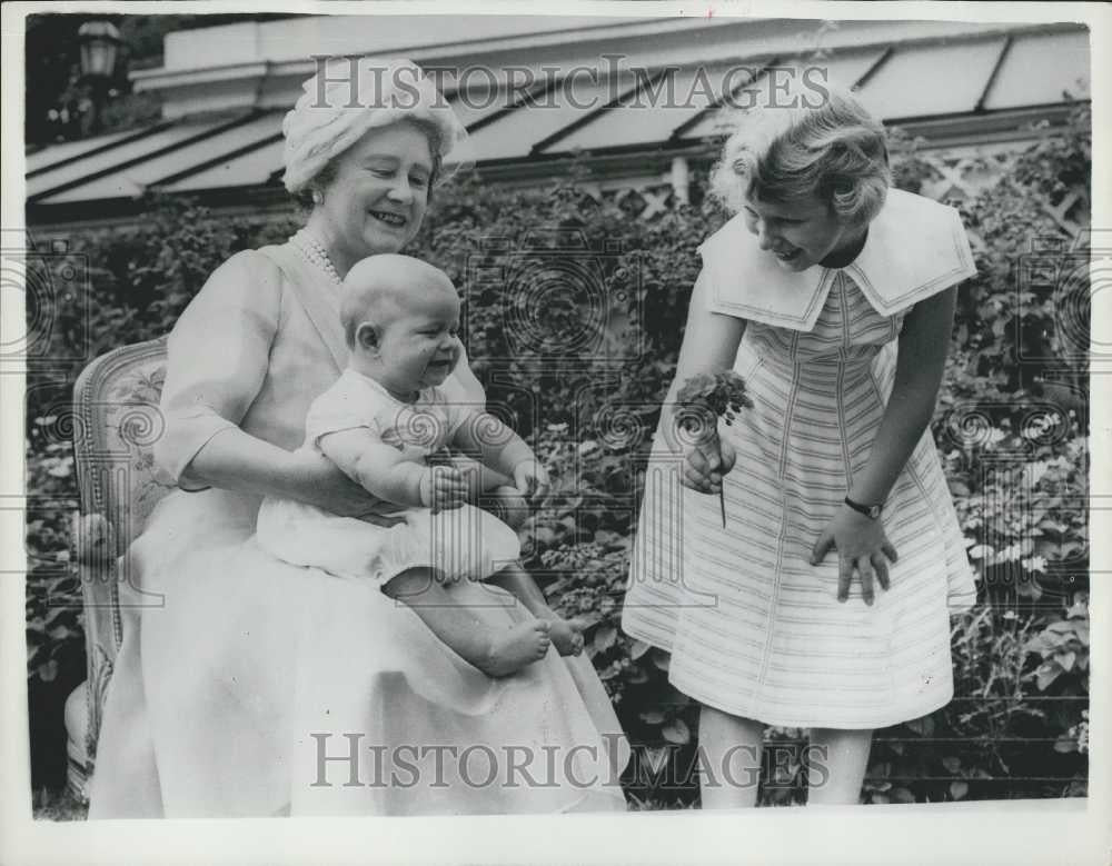 1960 Press Photo Queen Mother celebrates her 60th birthday with grandchildren - Historic Images