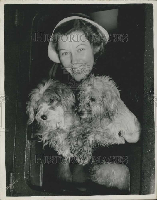 1953 Press Photo Miss Alma Michaels,assis to Mrs. H.A. Gautier in his dog act - Historic Images