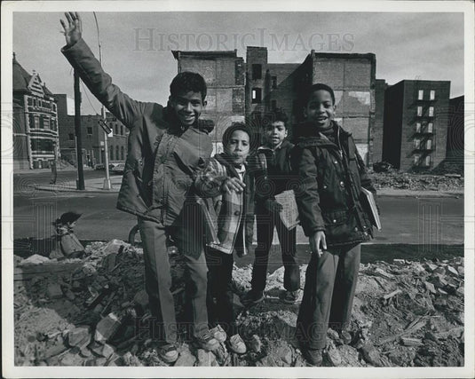 1978 Press Photo School children play in the debris at Fox & Tiffany streets - Historic Images