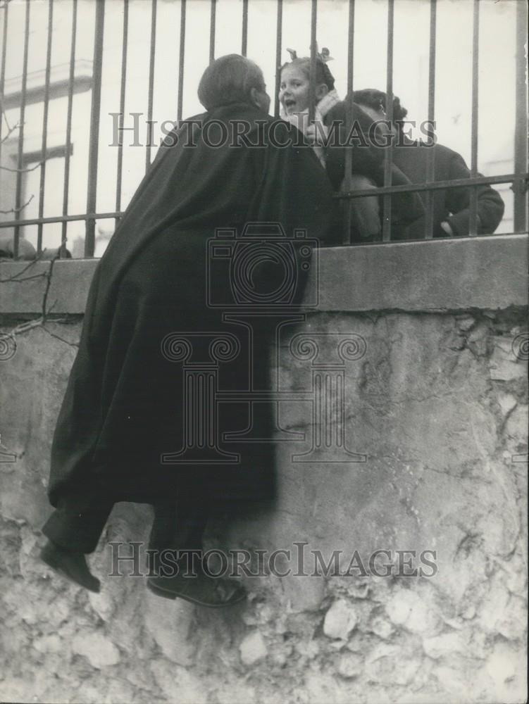 1954 Press Photo Defense Lawyer ME Pollack Kisses Daughter Through Iron Railings - Historic Images